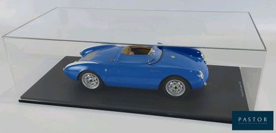 vitrine en acrylique pour une maquette bleue de voiture de sport