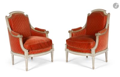 paire de fauteuils de style Louis XVI recouverts de velours rouge