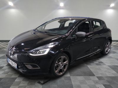 la voiture noire est garée sur un sol en damier dans le garage
