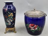 Deux vases sont posés l'un à côté de l'autre sur une surface blanche