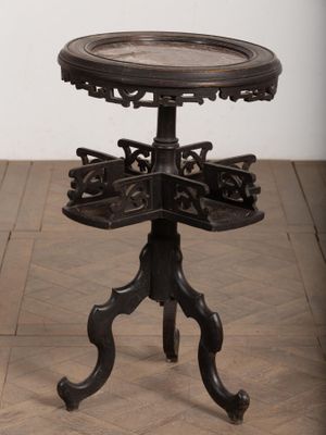 une photo d'une petite table posée sur un parquet, sur laquelle se trouve un plateau