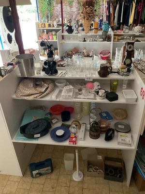 de nombreux articles qui se trouvent dans les rayons du magasin
