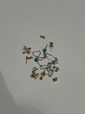 un petit assortiment de bijoux posé sur un fond blanc