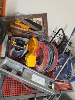 un tas d'outils divers posés sur une étagère dans un garage