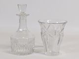 deux vases en verre posés l'un à côté de l'autre sur une table