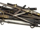 de nombreux types d'armes différents sur une surface blanche