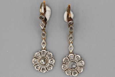 Paire de pendants d’oreilles en or et platine sertis de diam…