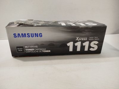 une cartouche de toner Samsung noire posée sur une table blanche
