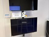 un téléviseur à écran plat posé sur un support dans une pièce