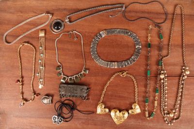 de nombreux colliers et bracelets différents disposés sur une table