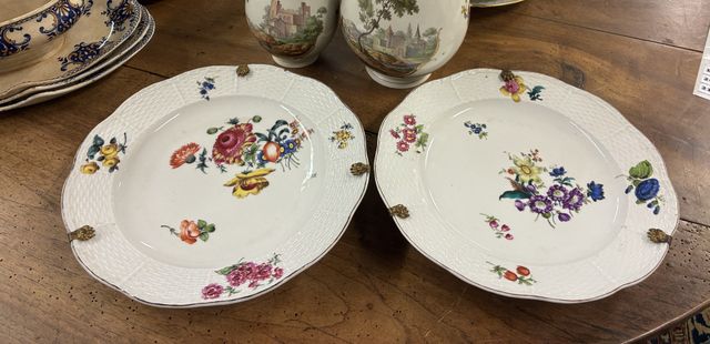 HEREND : 2 assiettes à dessert en porcelaine, bord vannerie, déco