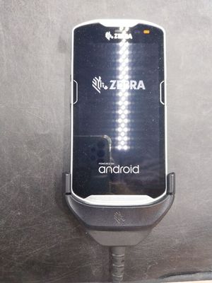 un téléphone portable branché sur une prise murale