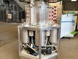 une machine qui se trouve au milieu d'un entrepôt