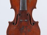 un vieux violon avec un dos et un archet en bois sur fond blanc