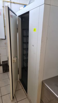 Chambre froide avec son moteur à gaz (HS).