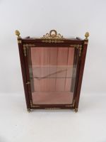 Petite vitrine d'applique en bois mouluré et laiton de style… (photo 4)