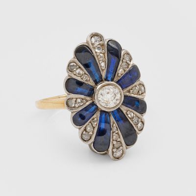 une bague ancienne sertie de saphirs et de diamants en grappe