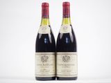 deux bouteilles de vin sont posées côte à côte sur une surface blanche