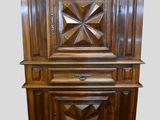 l'image d'une armoire en bois surmontée d'une porte