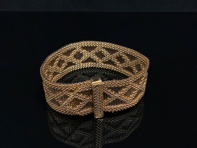 Bracelet manchette en or 18 carats 750 millièmes à décor de losan...