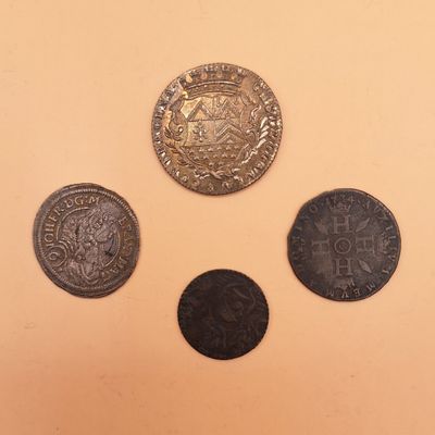 trois types de pièces différents posés sur une table