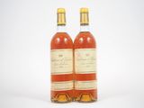 deux bouteilles de whisky posées sur une surface blanche