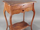 une vieille table en bois surmontée d'un tiroir