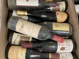 Les bouteilles de vin se trouvent dans un carton posé sur une table