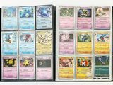 beaucoup de cartes Pokémon rangées dans un classeur posé sur la table