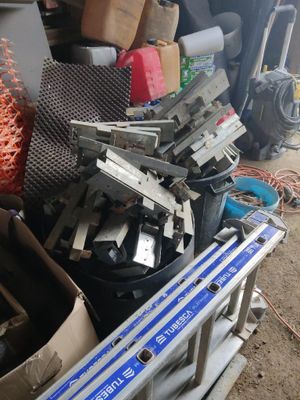 un tas de vieilleries à l'arrière d'un camion