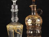 trois vases en verre posés les uns à côté des autres sur une surface noire