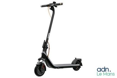 l'image d'un scooter posé sur une surface blanche