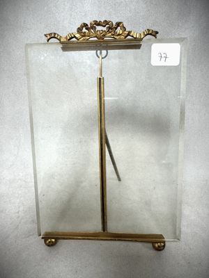 vitrine en verre plaqué or avec une poignée en laiton et une poignée