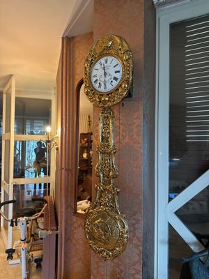 une horloge accrochée au mur dans le couloir d'une maison
