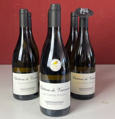 plusieurs bouteilles de vin sont alignées sur un comptoir