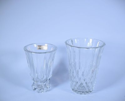 deux vases en verre posés l'un à côté de l'autre sur une table