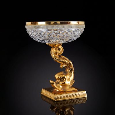 un bol en or et en cristal surmonté d'un dragon