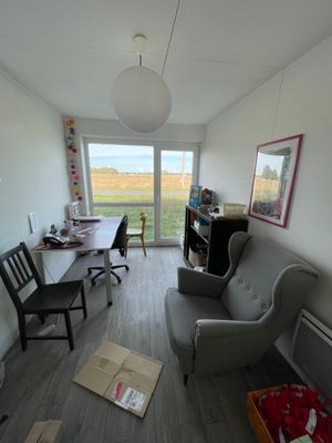 une image d'un salon avec un canapé et une table