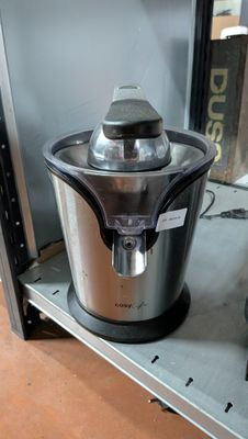 un mixeur argenté et noir posé sur une étagère dans une cuisine