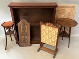 plusieurs meubles, dont un piano, une chaise, une table et un tabouret