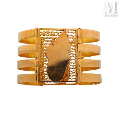 une photo en gros plan d'un bracelet en or serti d'une pierre
