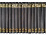une rangée de livres noirs ornés de lettres dorées