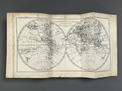 une vieille carte du monde exposée dans un musée