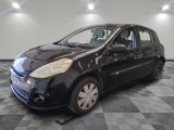 la photo d'une petite voiture noire garée sur un sol en damier