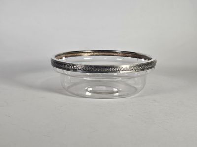 un gros plan d'un bol en verre à bord argenté