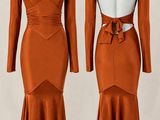 deux mannequins portant des robes orange à manches longues et découpées dans le dos