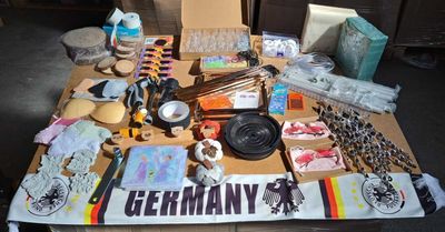 une table sur laquelle il y a plein de choses