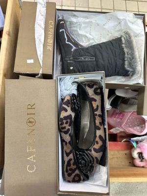 Lot de 53 paires de chaussures