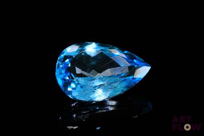 gros plan d'un diamant bleu sur une surface noire