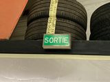 une étagère sur laquelle sont empilés de nombreux pneus